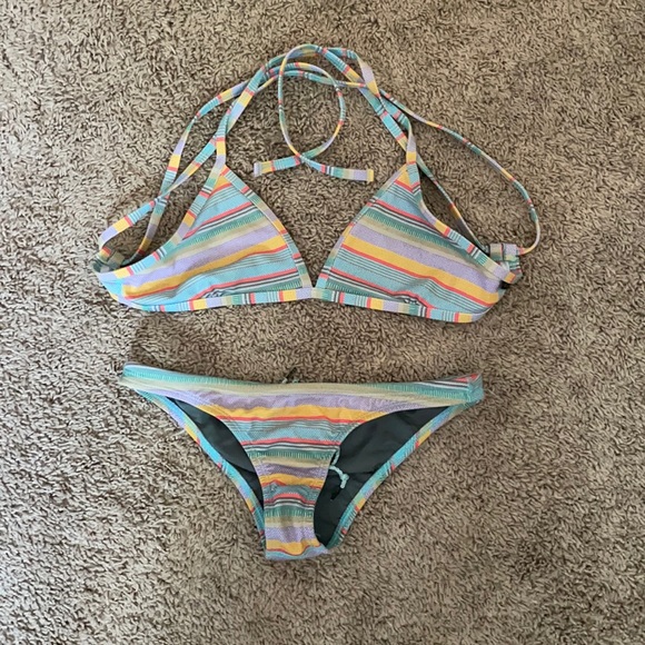 Jolyn Triangle Pattern Set - Picture 1 of 5